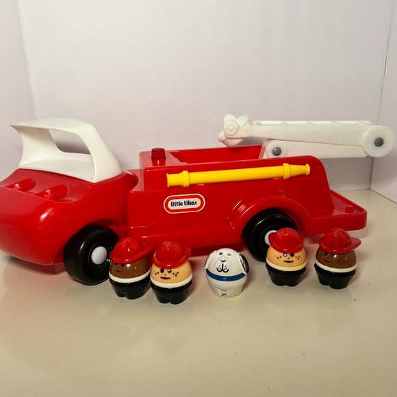 Vintage 1985 Little Tikes Fire Truck Toddle Tots With Four Firefighters and Dog - Picture 1 of 3